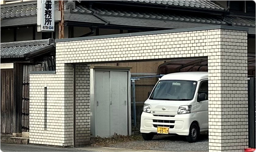 事務所横の駐車場の写真