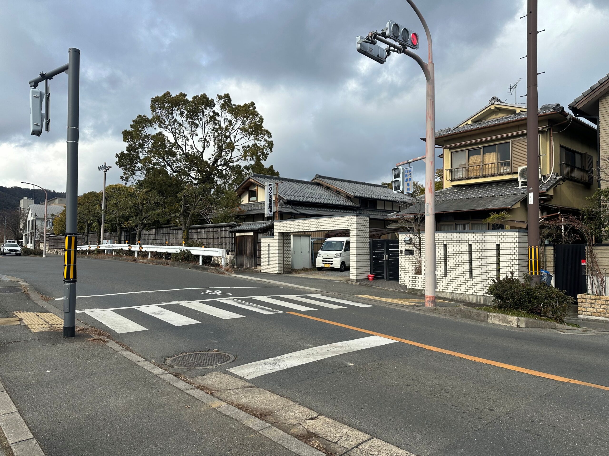 事務所の外観と事務所前の道路の画像